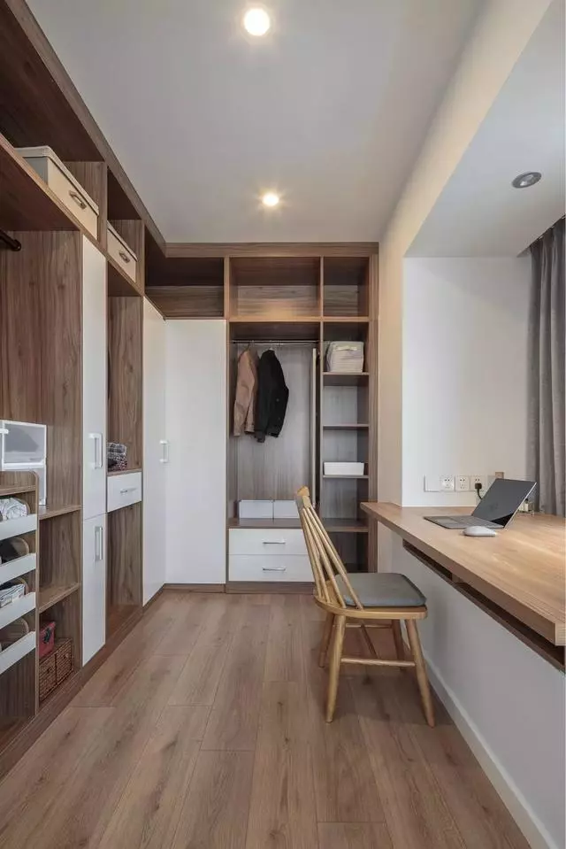 新房用灰蓝和原木色装饰，清爽简约有范，看着也干净利落！