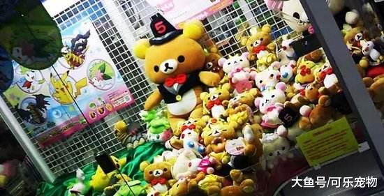 抓娃娃机里有只猫咪，人们投币想把猫咪抓出来，猫咪反应让人发笑