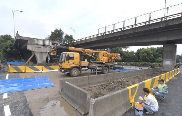 无锡高架桥侧翻现场基本清理完 锡港路恢复通行