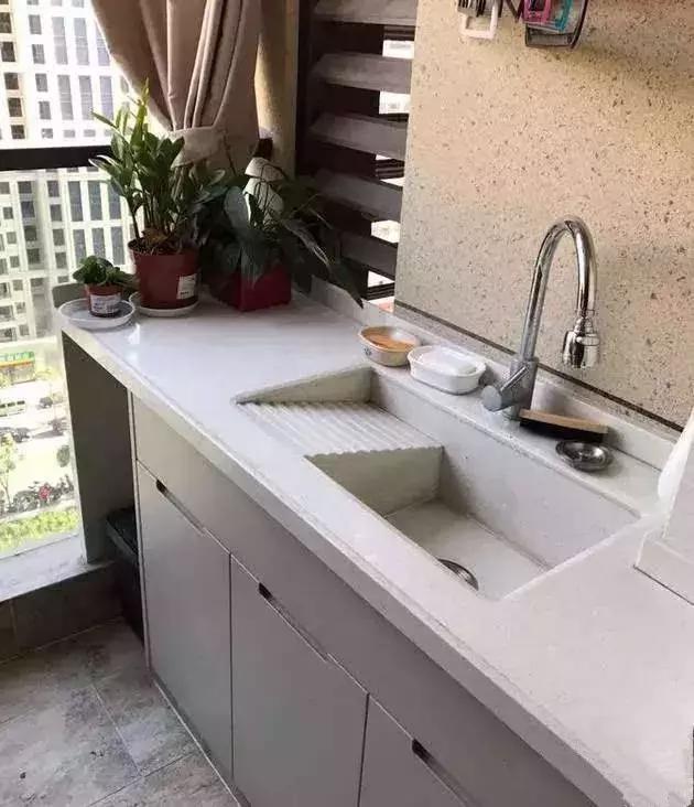 一个阳台就这样装，多出一个洗衣房，漂亮又实用！