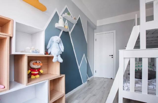 100㎡清新北欧风格家居装修 主卧兼具书房和衣帽间功能