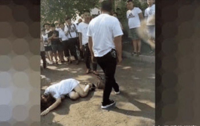 女子与情人幽会，被老公发现后一顿暴打，旁边的情人隔岸观火