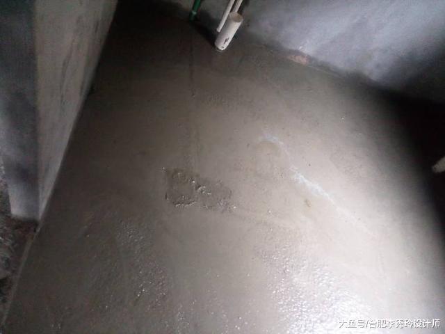 浇混凝土前，师傅用空酒瓶回填，这种卫生间我真不敢用力踩，怕碎了