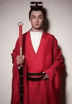 對于霸氣修長的漢代長劍, 古人都是怎么佩戴才能讓自己更迅速拔出劍?