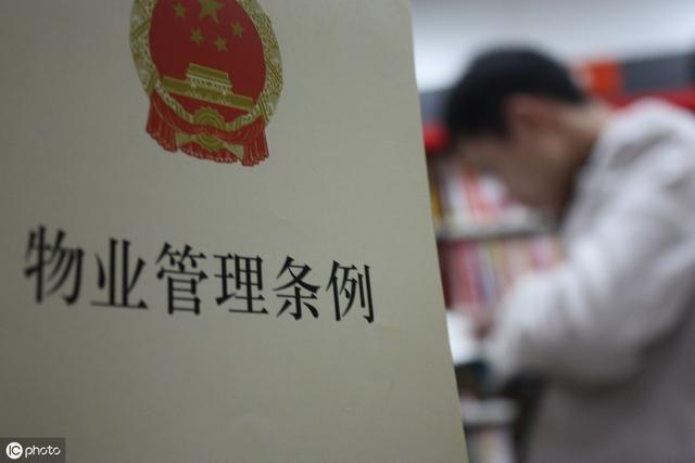 孰对孰错？女子怀抱婴儿跪求物业卖水！物业：拖欠1700元物业费