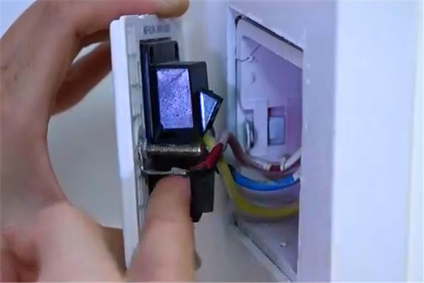 墙上插座松动不好用，教你一招，不花一分钱，比新的还牢固