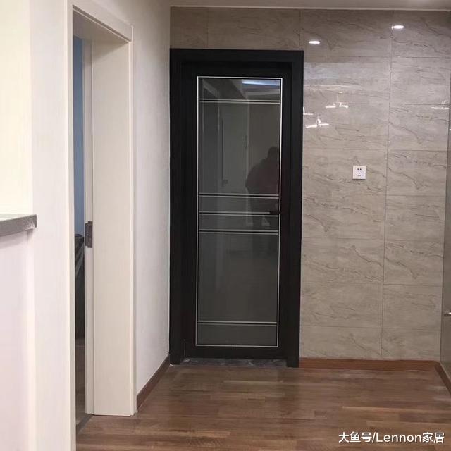 什么样的门才适合国人的厨房呢？首推平开门，但还得看实际环境