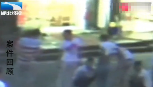 男子赴约却遭众人围殴 既不还手也不逃跑 全程一直在拨打电话