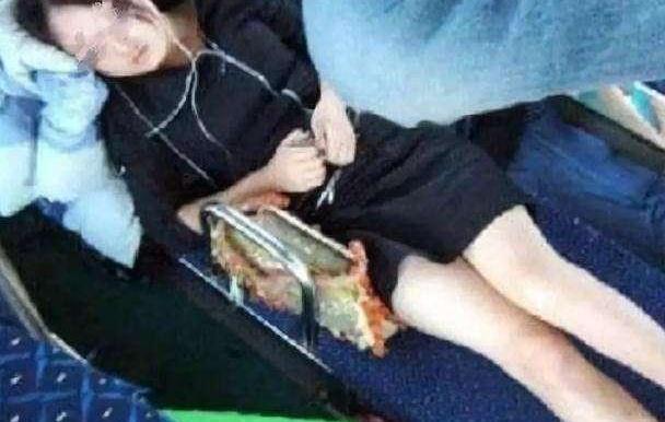 女子忘记穿内衣，吵架吵到一半肩带滑落！女人要保护好自己的隐私