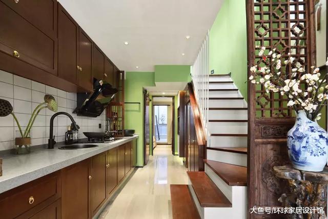 一家4口住57㎡，妻子踩着灶台拿东西，设计师爆改后成中式豪宅