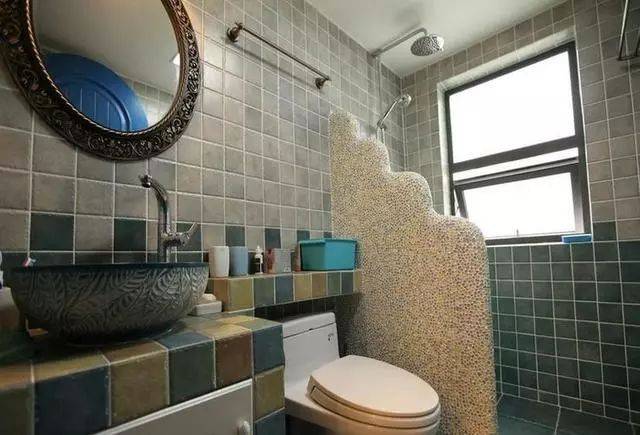 卫生间不要装淋浴房了, 有钱人都流行这样装, 美观又省空间!