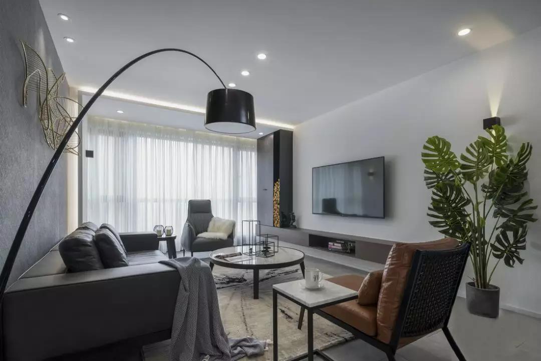 现代黑白灰，七月的风，八月雨，卑微的我喜欢遥远的你。