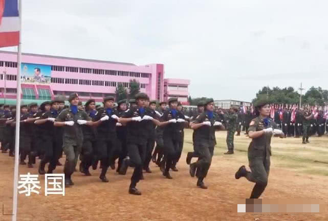 各国女兵阅兵鞋子：俄罗斯细高跟，泰国运动鞋，看到最后：骄傲