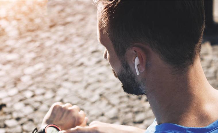 新式的“无线”蓝牙耳机来了，没有耳塞，也不用入耳