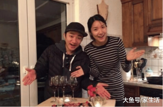 晒晒王祖蓝在香港的豪宅，客厅有个玻璃幕墙，感觉像住在海景房里