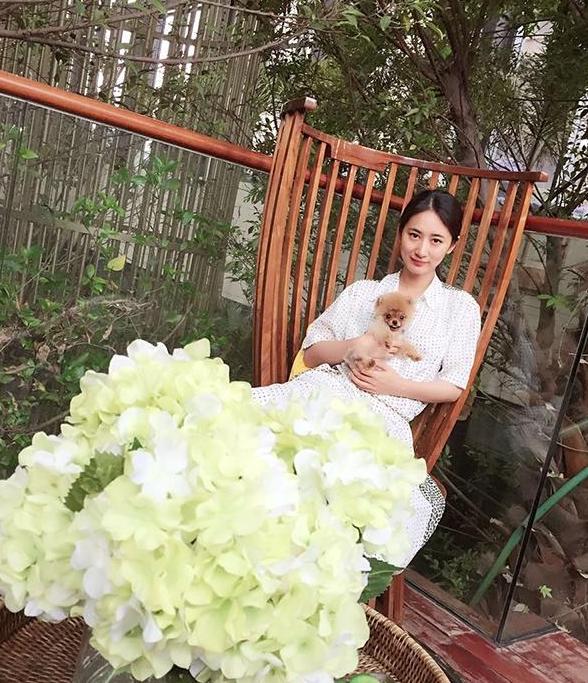 带你参观郭珍霓的豪宅，家里连个花瓶也是纯银的，金碧辉煌像皇宫