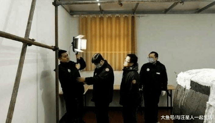 埋藏地下2000多年的楚国棺樽，出土一把神剑，寒光依旧