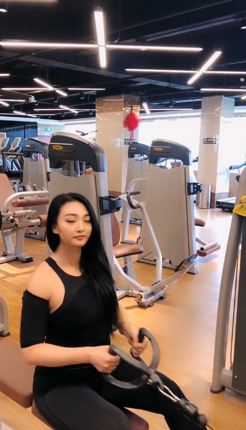 健身房拉背的美女，这种微胖的体型你喜欢吗？