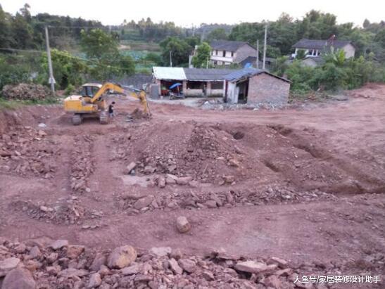 和姐姐商量一人拿24万回农村替父母建房养老, 姐夫反对无效生闷气