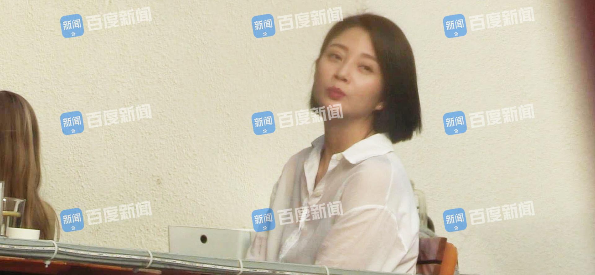 殷桃天光下会友不惧秀身材清凉衣着很风情