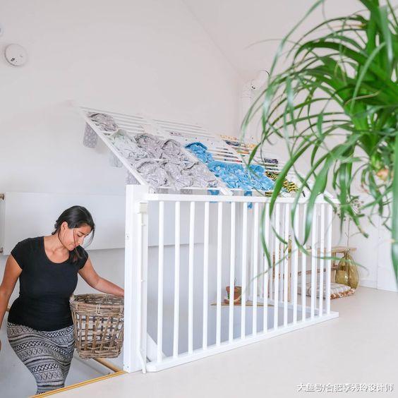 晾衣服也不用非要在阳台，楼梯上方的空间这么大别白瞎了！果然是高手