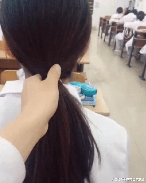 医学生小姐姐的背影杀，当她转身露出真容后，网友：我也想学医！