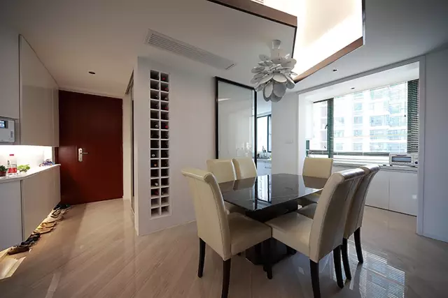 现代简约三居室的装修，酒柜竟然还能这样设计，真是厉害！