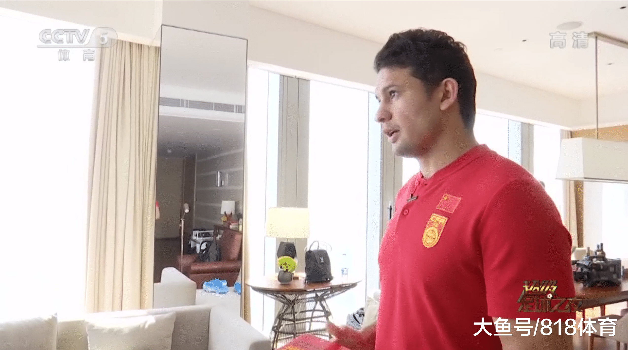 国足前锋艾克森独居广州豪宅！正对广州塔一线江景 1楼客厅2楼卧室