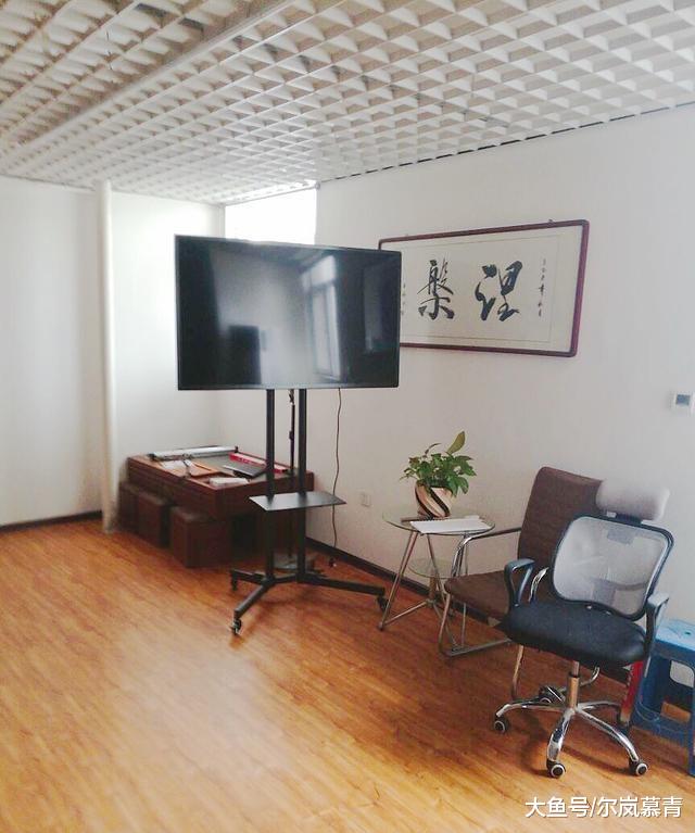 谁说电视就一定要挂在客厅墙壁上，你看看人家怎么做的，学学