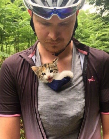 夫妻俩在森林小径骑行时, 忽然天降小猫咪……