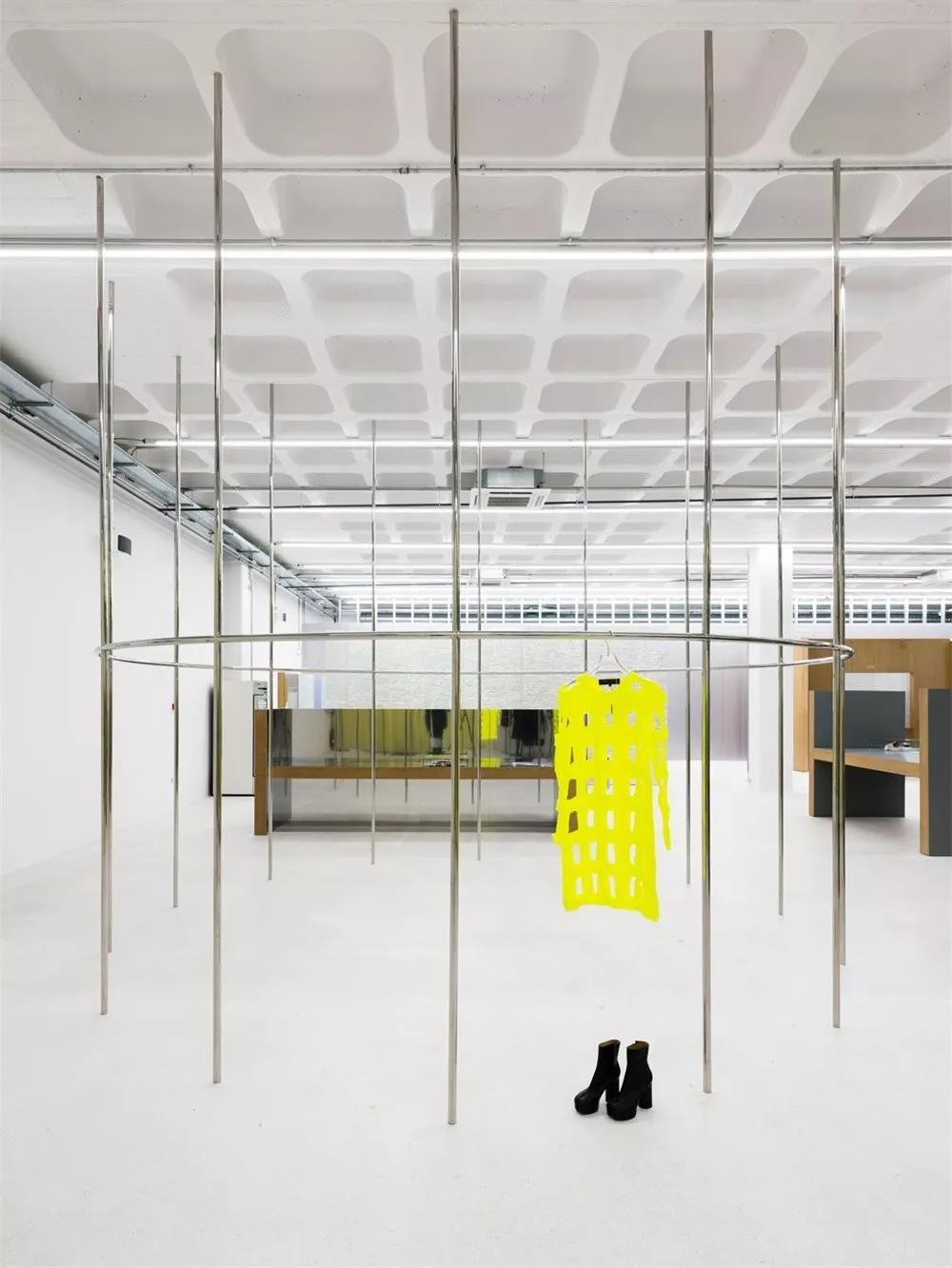 代表着时尚前卫的服装概念店，还能看得出是旧仓库改造的吗？