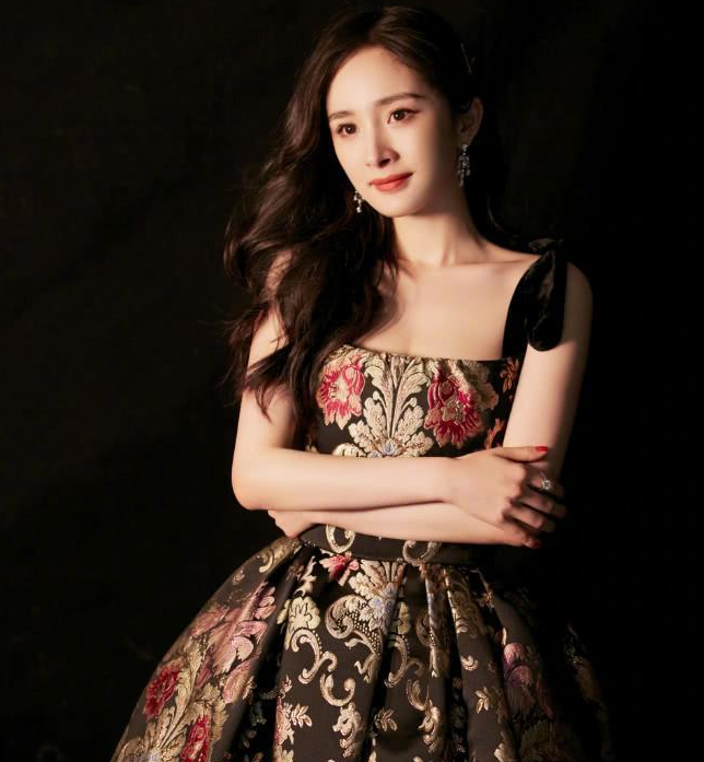 阿迪700块运动鞋，因杨幂配宫廷风长裙火了，穿出买不起的感觉