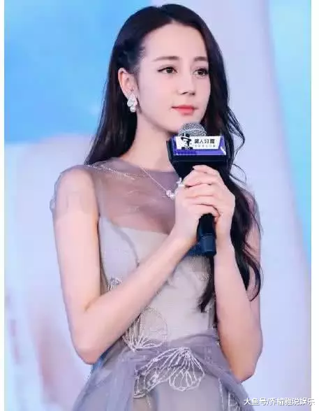 热巴以后的老公太有福气了，从来不露事业线的她这次敢这样穿！