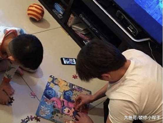 型男郭品超的居家生活, 硬汉也有温柔的一面, 在家陪孩子玩拼图
