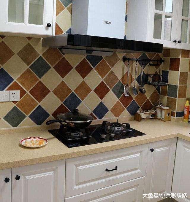 老公装修在飘窗打了一圈柜子，邻居嘴上说丑，回家却偷偷模仿了