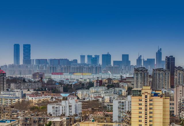 商品房空置嚴重與老百姓買不起房，這種樓市矛盾該如何解決？