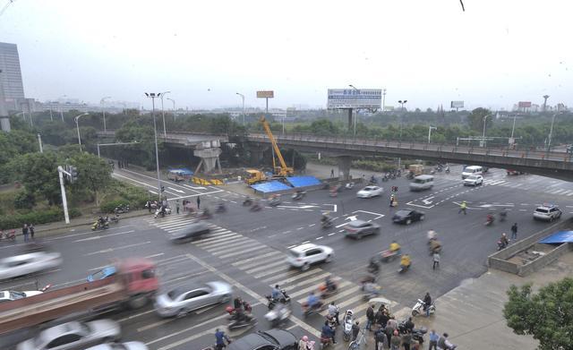 无锡高架桥侧翻现场基本清理完 锡港路恢复通行