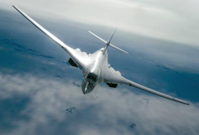 人口仅8万的格陵兰岛难逃厄运，美国飞机飞遍全岛，准备经济渗透