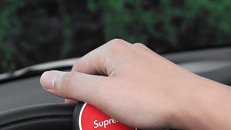 跑高速突遇大暴雨，靠边停还是继续开？牢记这3点，一路安全到家