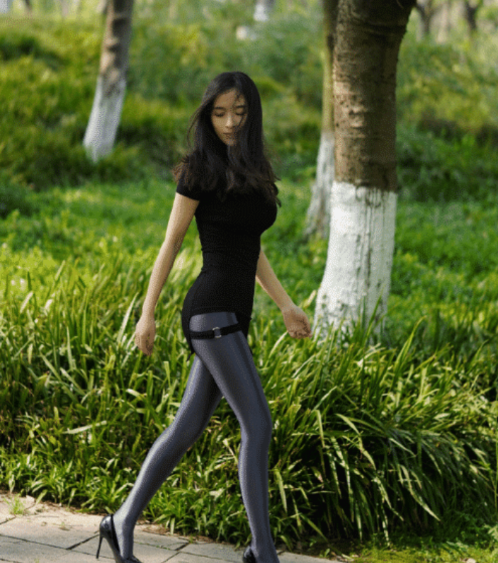 谁能告诉我，这位少妇穿的是一条什么裤子？