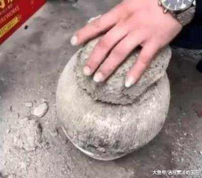 儿子结婚时，父亲挖出10年前埋在土里的酒，倒出后不淡定了