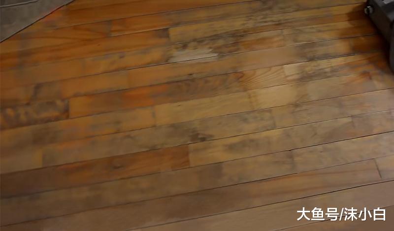 旧地板别再撬掉换新了，看我家老师傅这样磨一磨，再用10年！