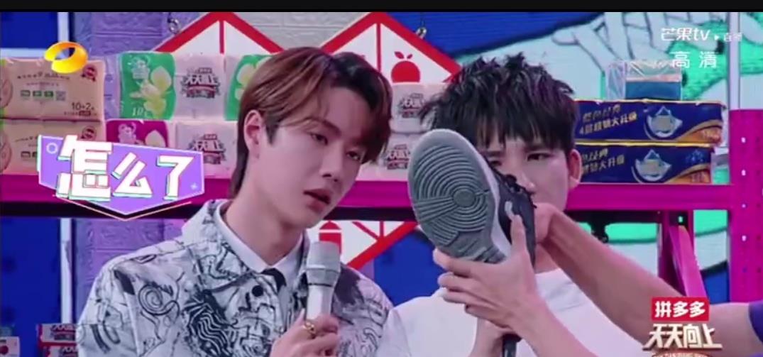 这样的王一博像极了怕买到假货的我们，哈哈哈～