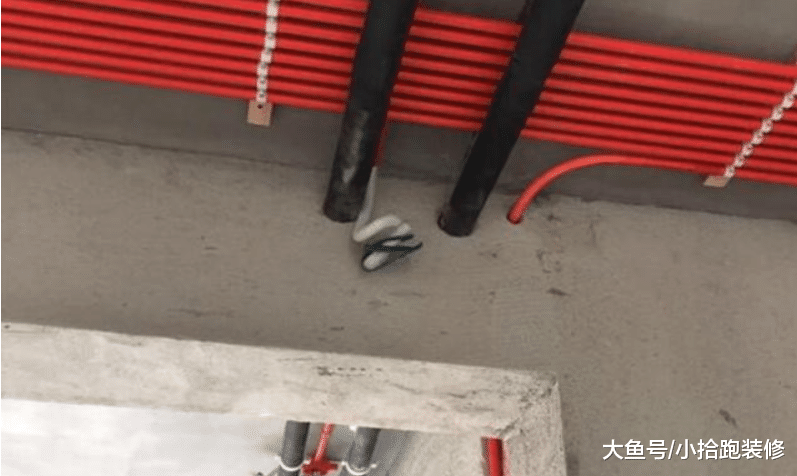 电工建议线路走顶, 说维修会方便, 可出问题后, 他却说正常