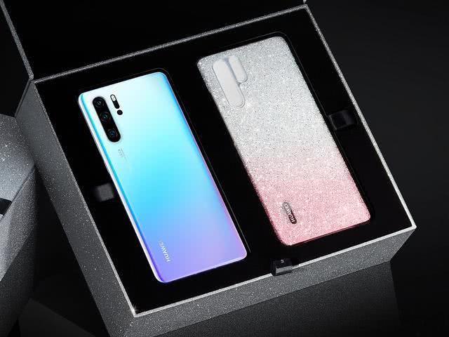 荣耀20正面曝光，LCD通孔屏幕，指向侧面！