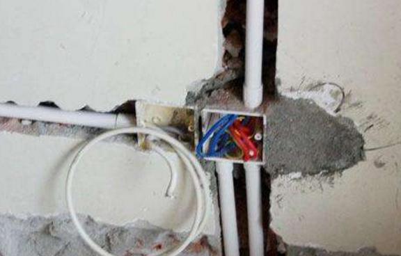 水电布线时，底盒里为什么要绕几圈电线？懂这样做的才是老电工