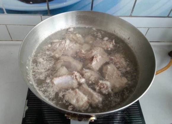 炖排骨千万别再犯这错误了，冷水和开水差别很大，原来一直弄错了