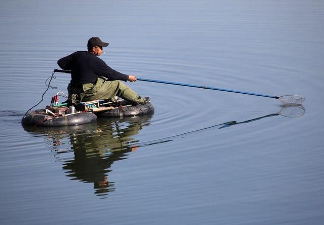 为了生活，有些人不得不放弃钓鱼