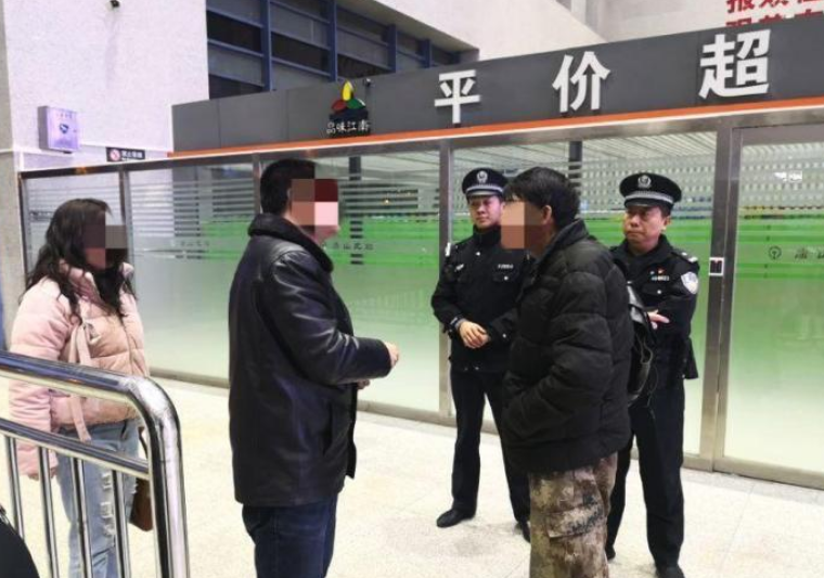 一男子醉酒后，说要出去打工，铁警及时将其拦下，家人感激不尽！