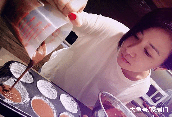带你参观佘诗曼住的豪宅，平时在家喜欢做料理，生活中很节俭